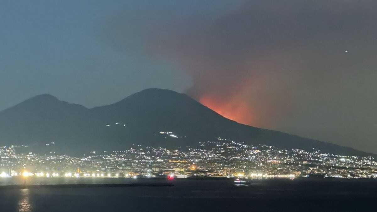 Vesuvio in fiamme: dieci mezzi aerei, oltre cento operatori a terra