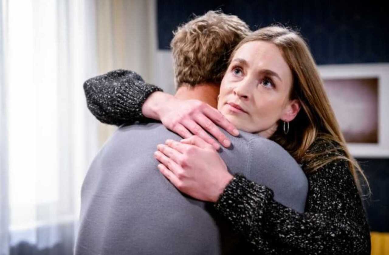Tempesta d’amore, anticipazioni: la verità di Philipp travolge Ana, Natalie lascia Bichlheim e tra Erik e Nicole scatta una scintilla pericolosa Tempesta d’amore, anticipazioni: la verità di Philipp travolge Ana, Natalie lascia Bichlheim e tra Erik e Nicole scatta una scintilla pericolosa