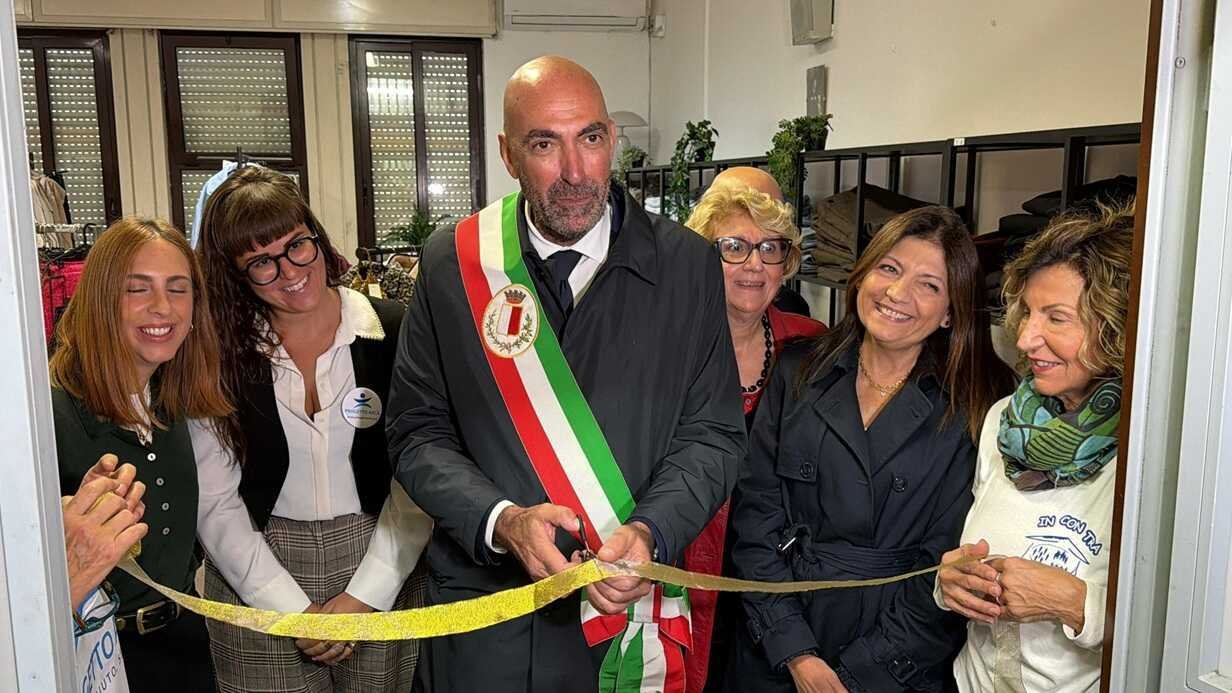 Nasce a Bari l’armadio solidale: abiti nuovi per ripartire