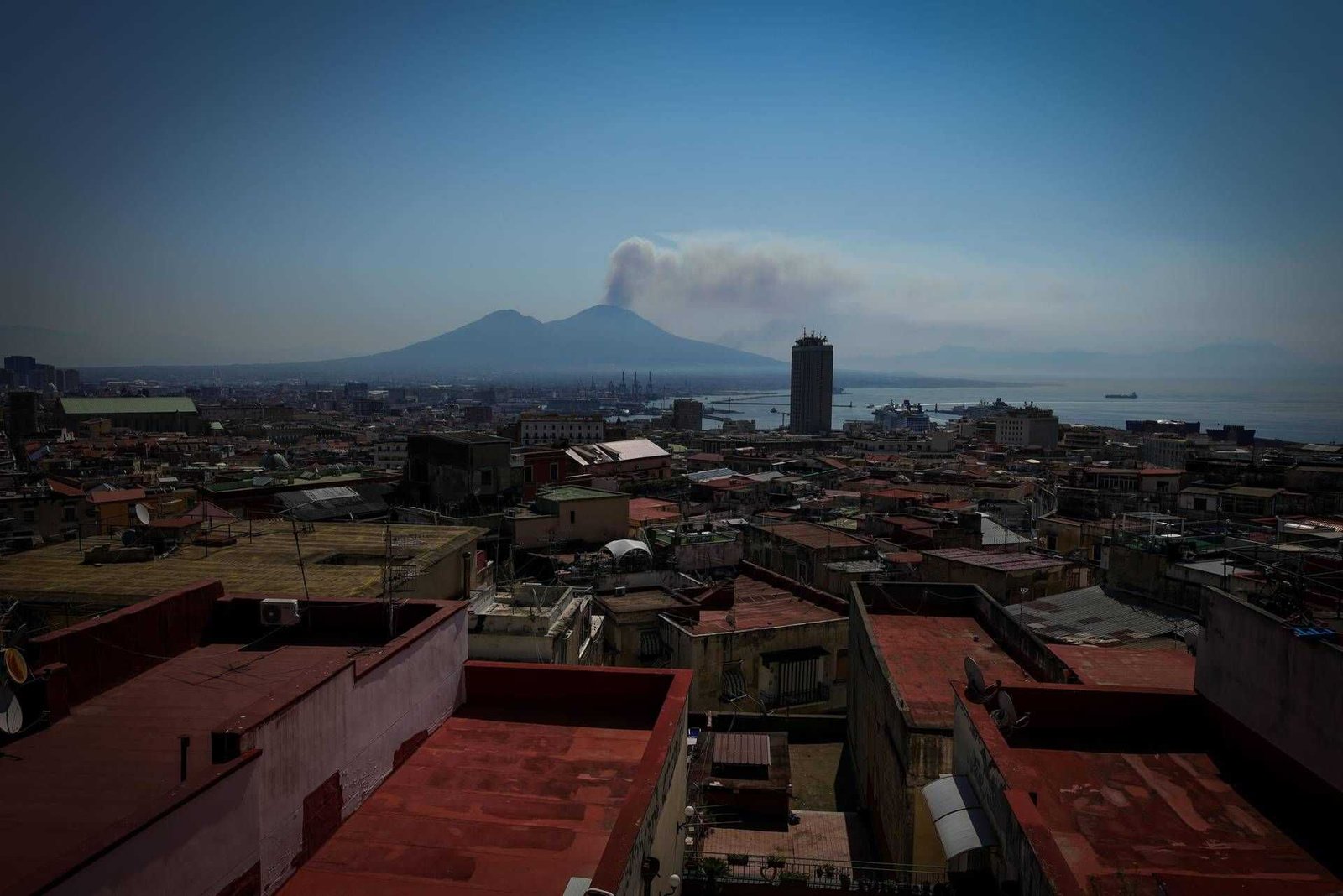 Vesuvio, fiamme arretrano: squadre a terra e in volo restano in allerta