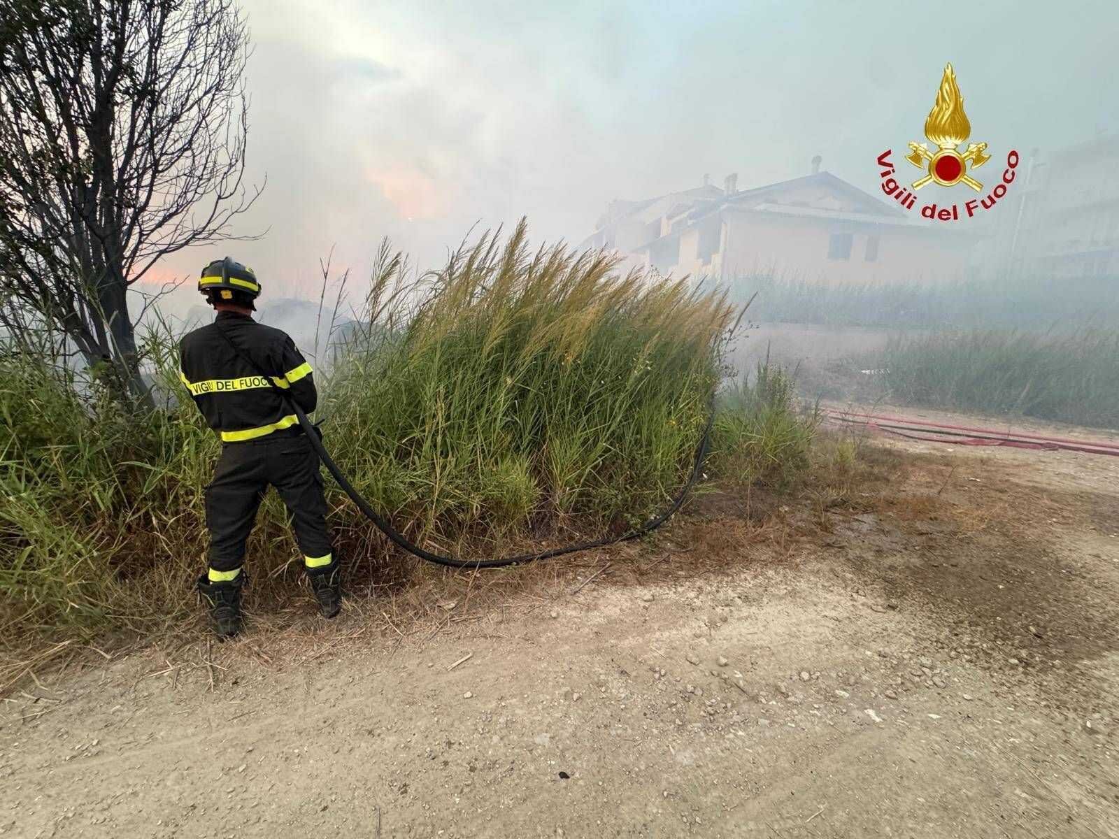Fiamme sui binari a Grosseto: linea Roma-Pisa ferma, evacuato un hotel