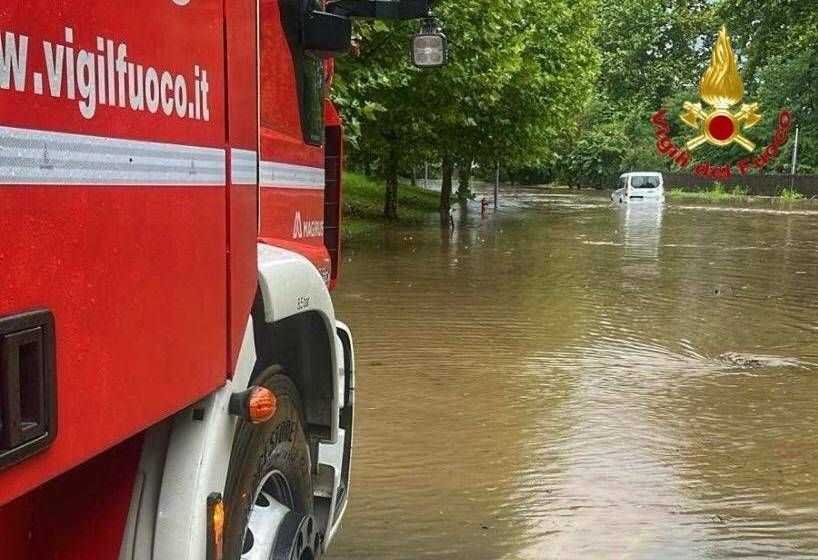 Diluvio notturno a Milano, Lambro in piena e comunità evacuate