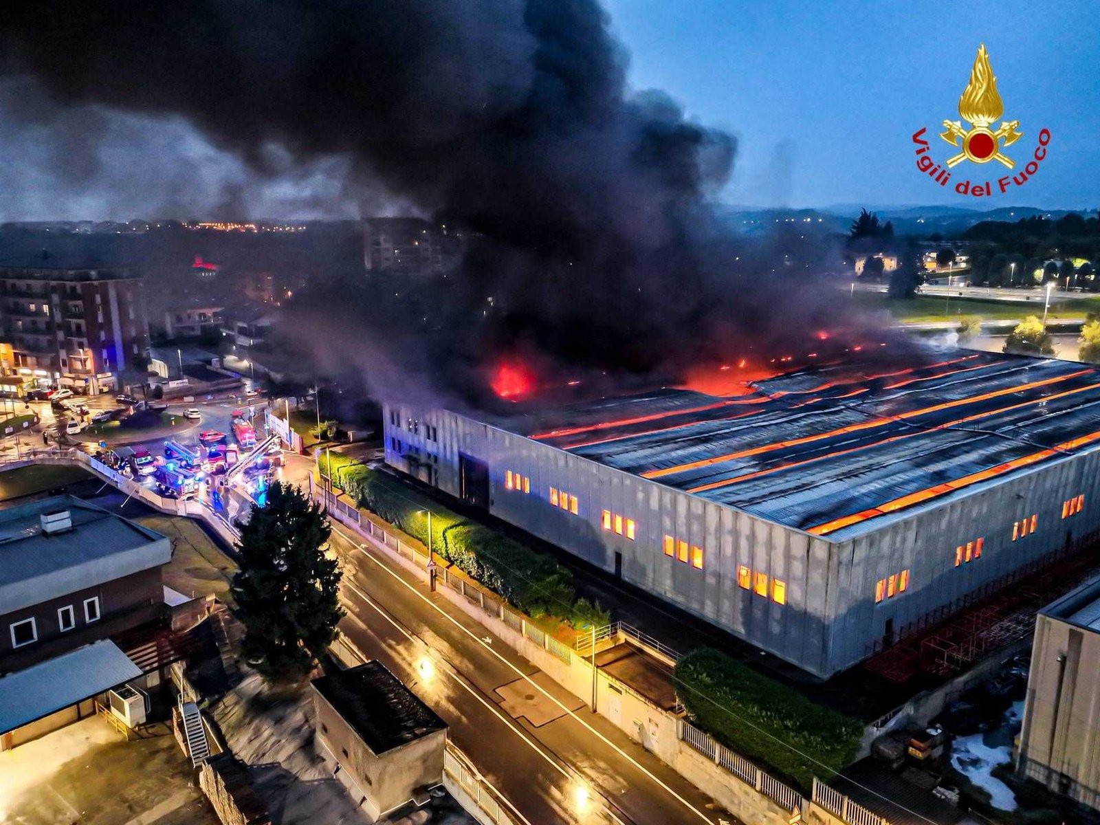 Pianezza, rogo in fabbrica di plastica: nube visibile fino a Torino