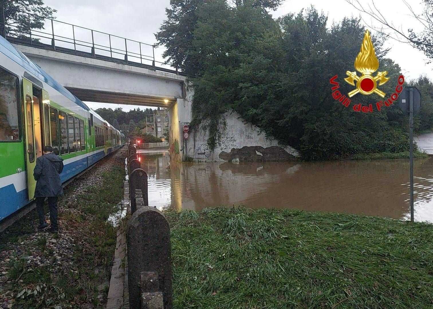 Pioggia estrema al Nord, treno salvo davanti a una voragine