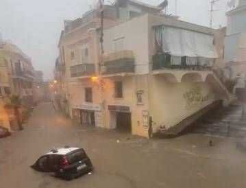 Italia sott’acqua: salvate madre e figlia, scuola evacuata a Ischia