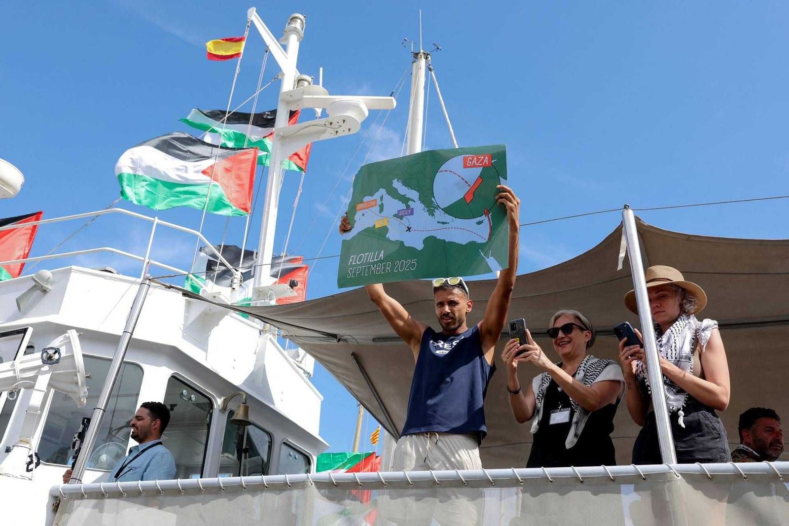 Flottiglia per Gaza punta dritta, niente scalo a Cipro: Israele protesta